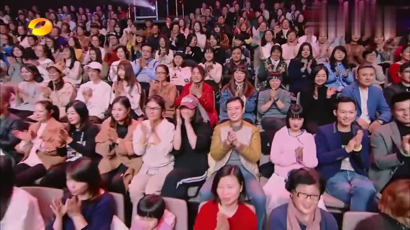 yy易游体育官网-那不勒斯训练开放日，关键时刻更衣室发声引欢呼，荷甲在即，球探报告显示潜力